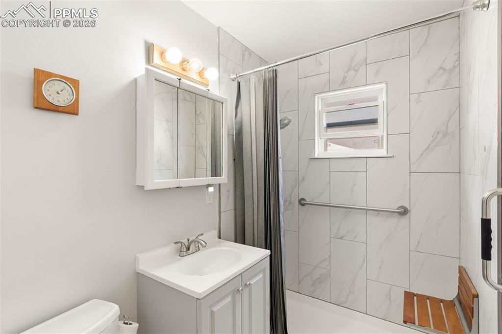 Image 13 of 28: Bathroom