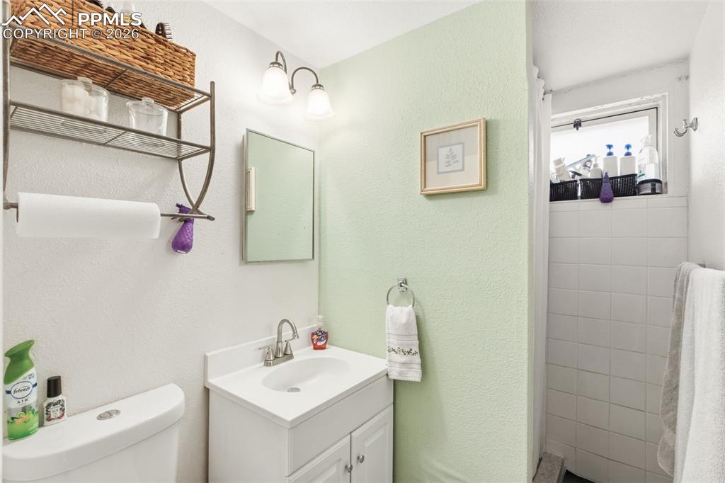 Image 16 of 28: Bathroom