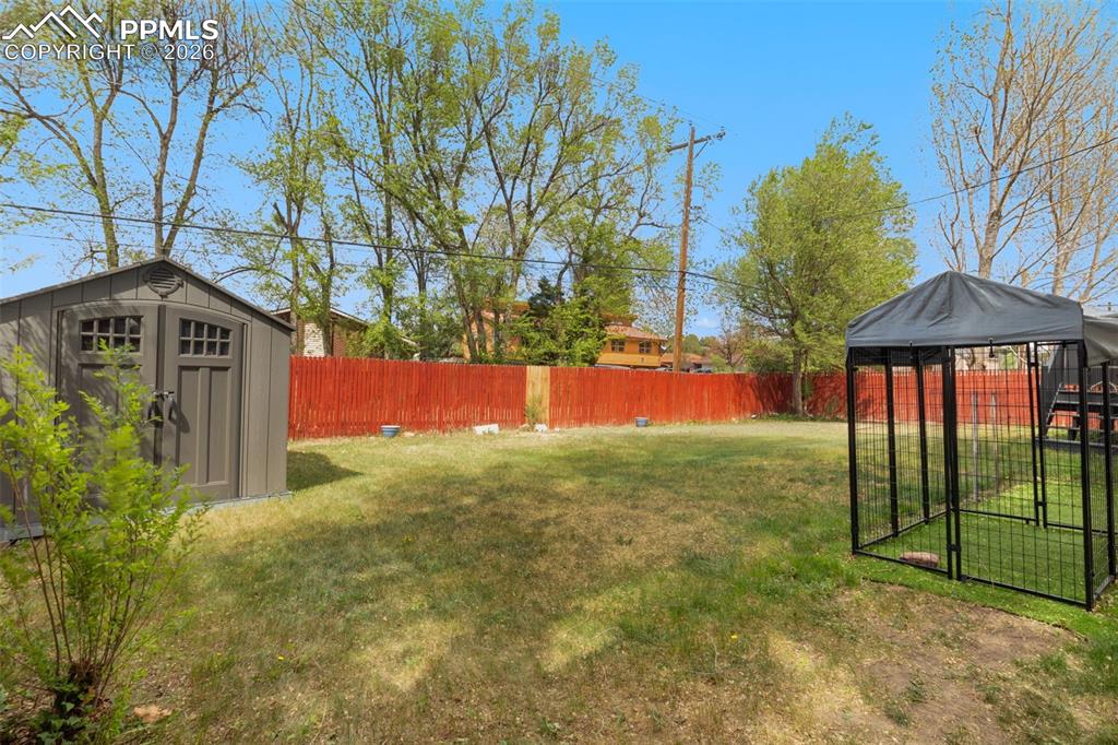 Image 25 of 28: Yard