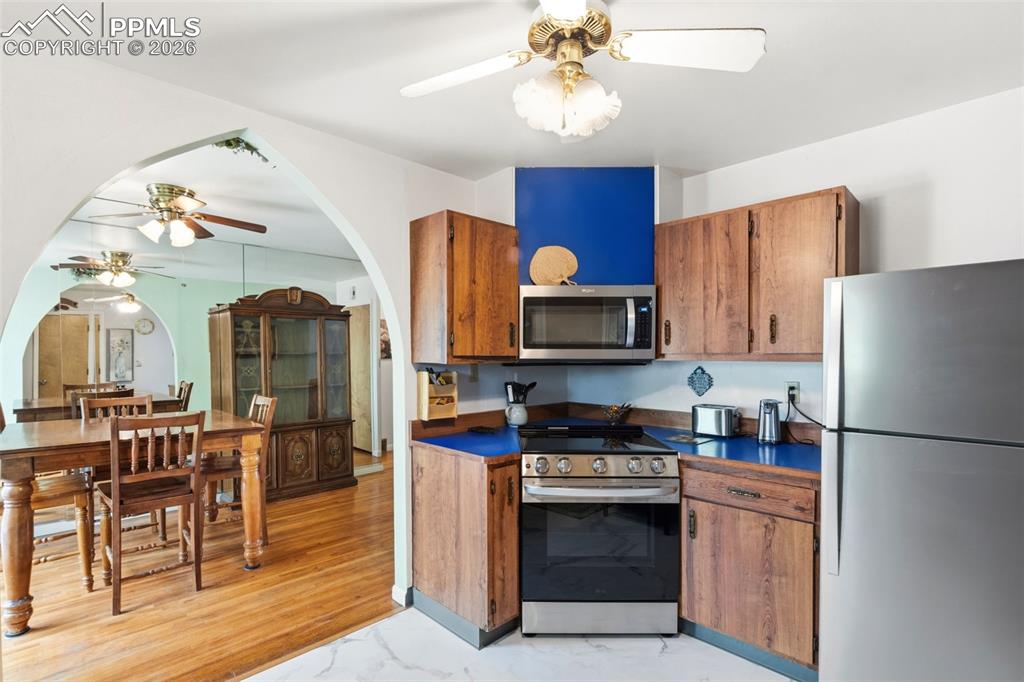 Image 9 of 28: Kitchen