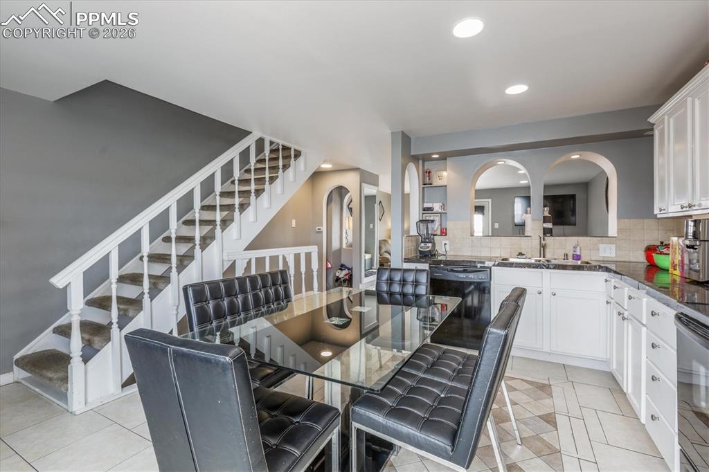 Image 10 of 19: Dining Area