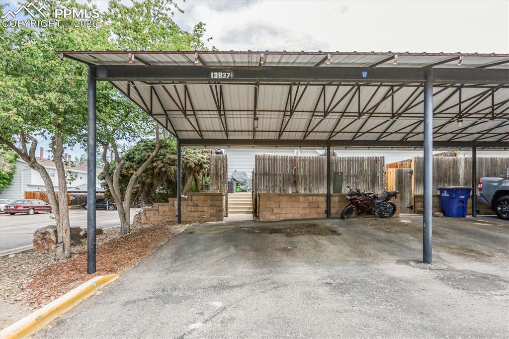 Image 19 of 19: Parking