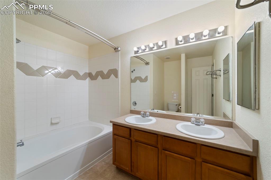 Image 13 of 30: Bathroom