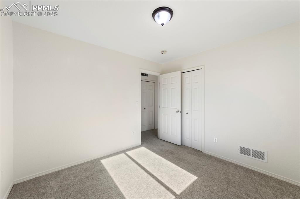 Image 18 of 30: Bedroom