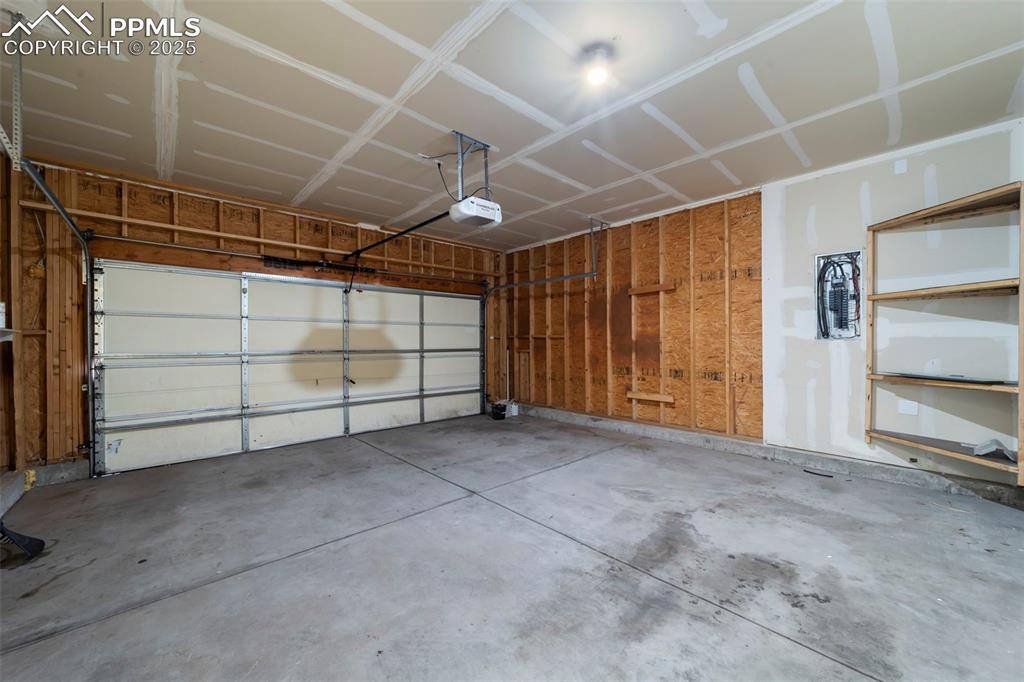 Image 29 of 30: Garage