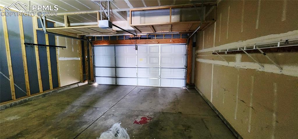 Image 34 of 35: Garage