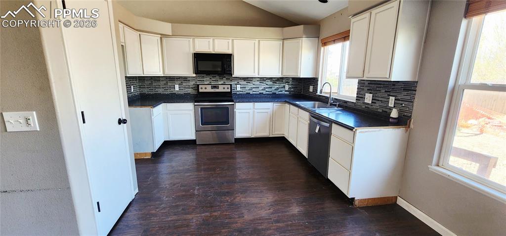 Image 8 of 35: Kitchen