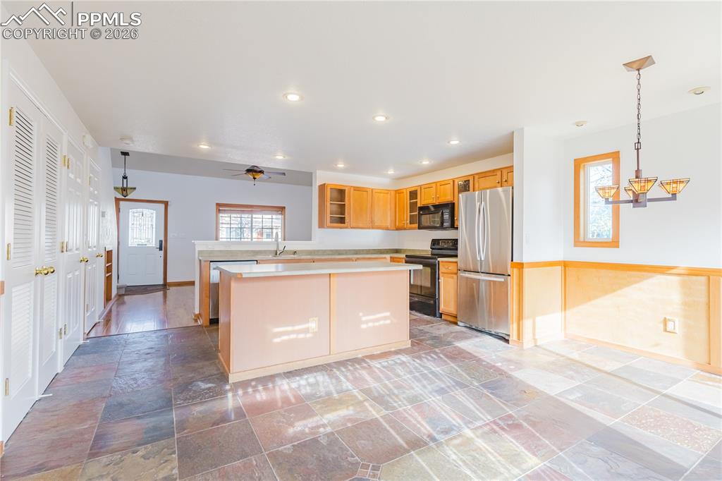 Image 10 of 30: Kitchen