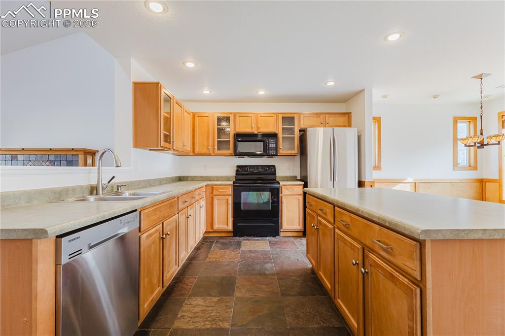 Image 11 of 30: Kitchen