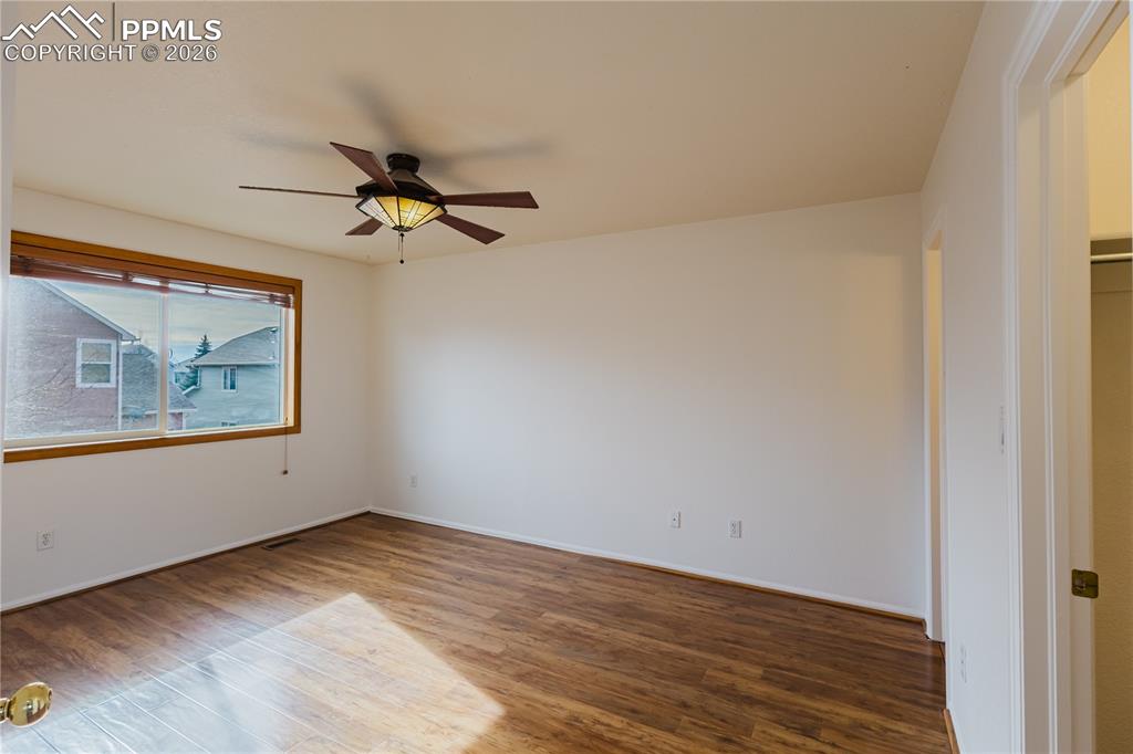 Image 17 of 30: Bedroom