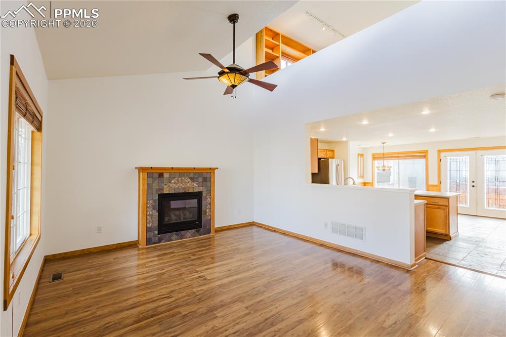 Image 5 of 30: Living Room