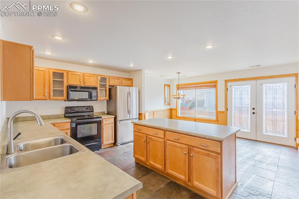 Image 8 of 30: Kitchen