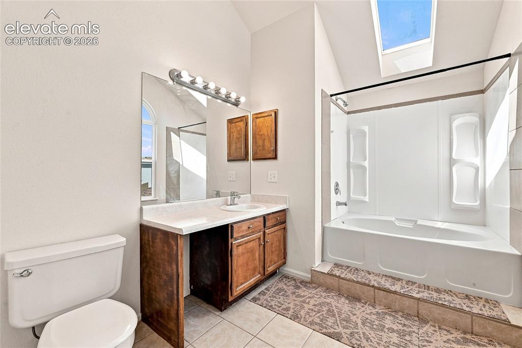 Image 19 of 49: Bathroom