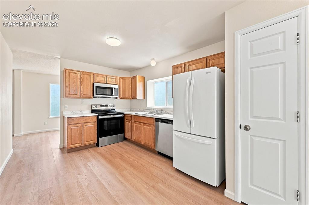 Image 9 of 49: Kitchen