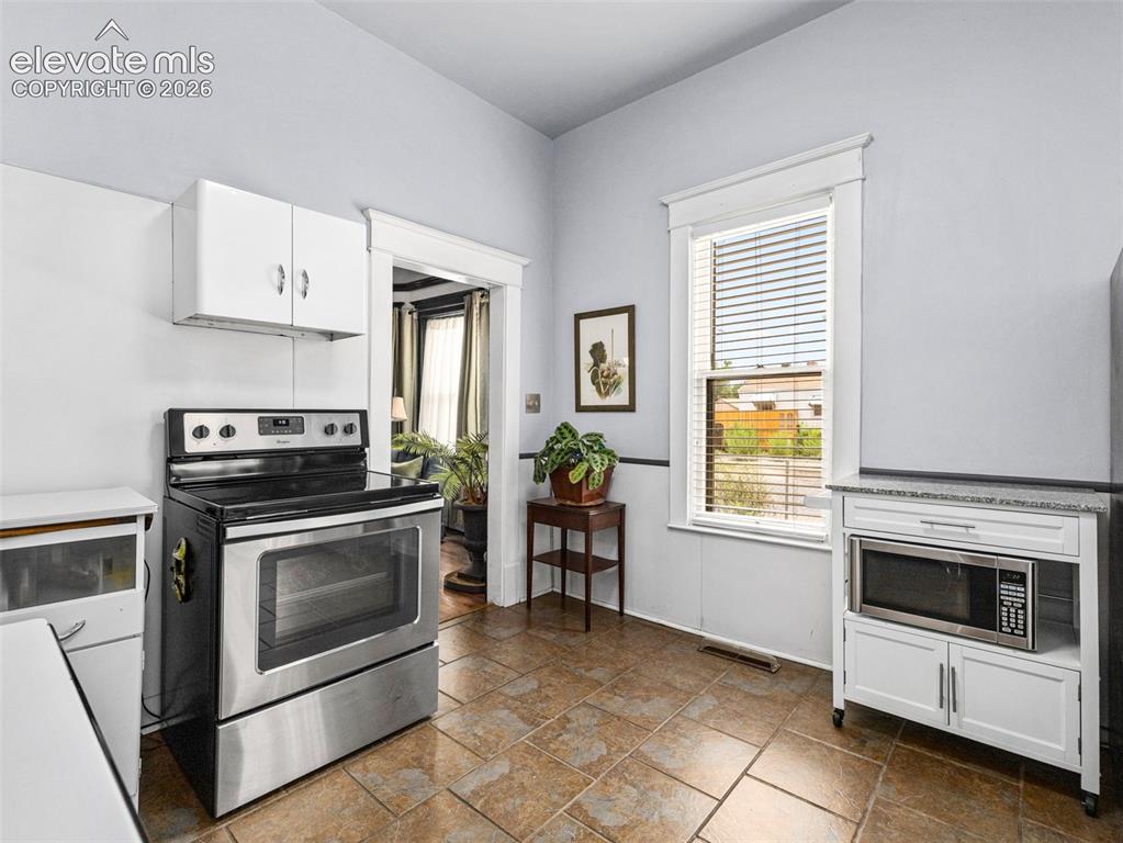 Image 11 of 36: Kitchen