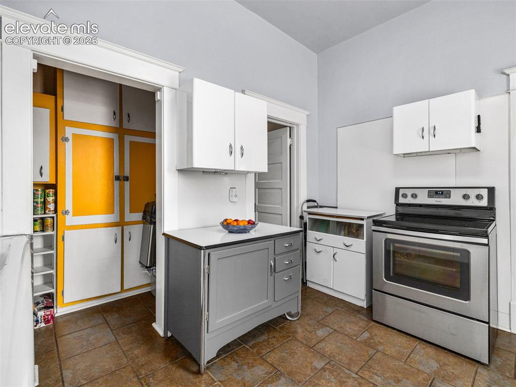 Image 12 of 36: Kitchen