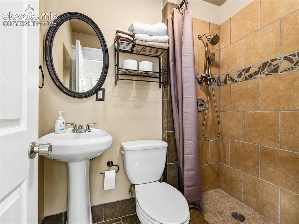Image 15 of 36: Bathroom