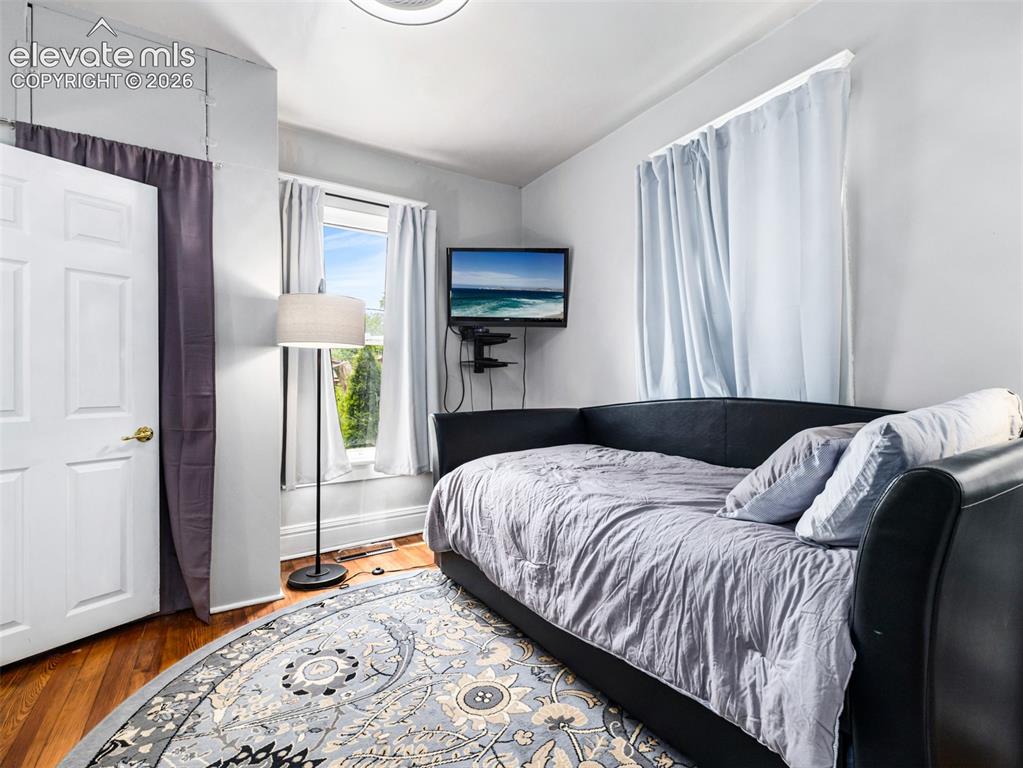Image 18 of 36: Bedroom