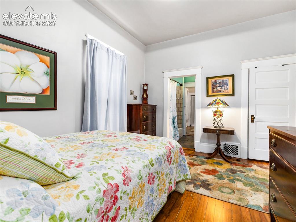 Image 19 of 36: Bedroom