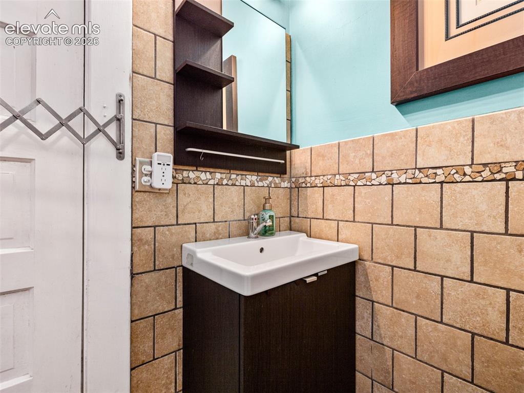 Image 22 of 36: Bathroom
