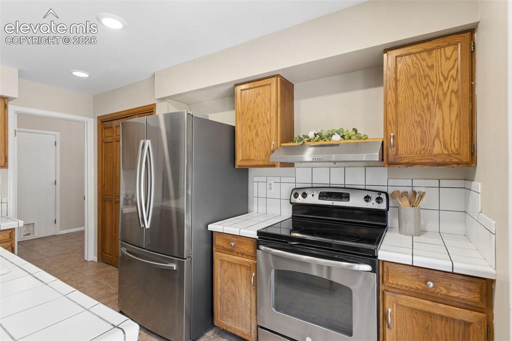 Image 15 of 40: Stainless steel appliances