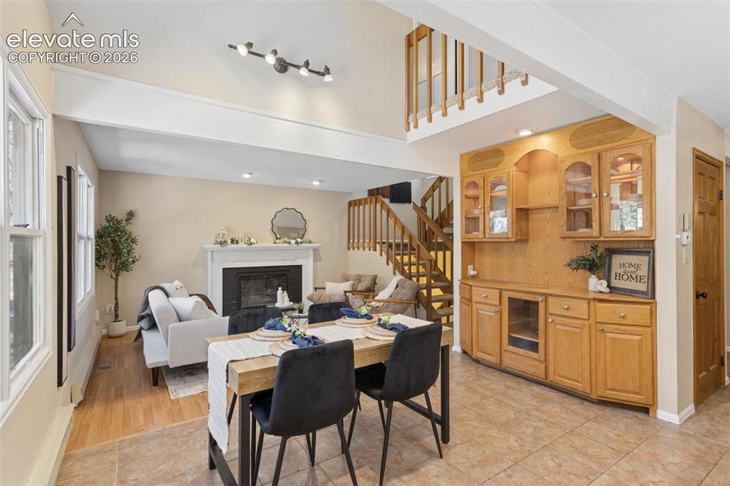 Image 18 of 40: Dining room