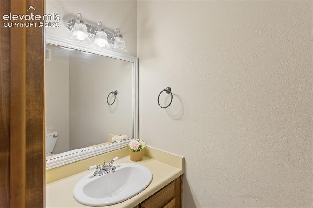 Image 20 of 40: 1/2 bath on main floor