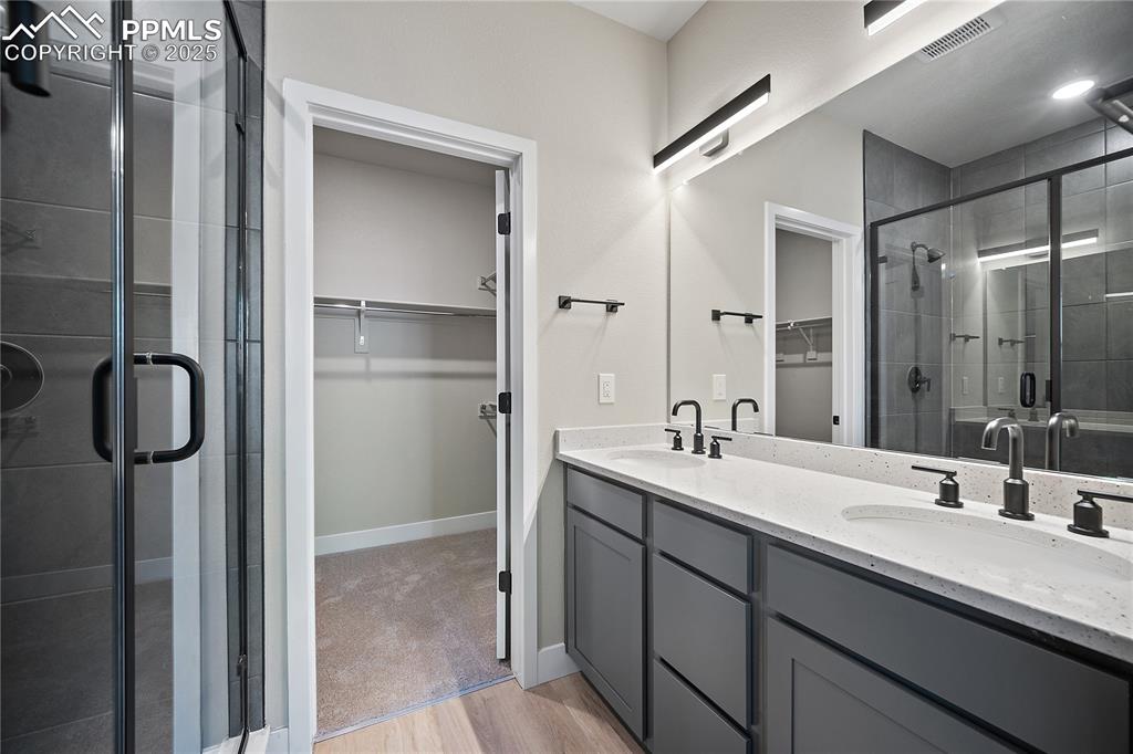 Image 16 of 20: Bathroom