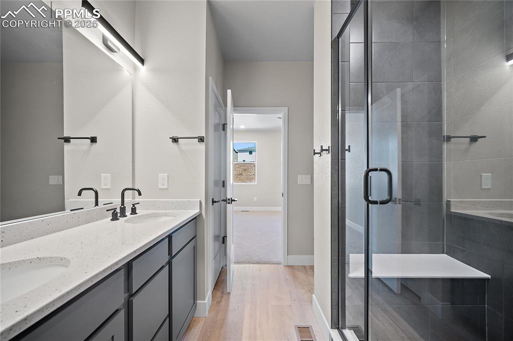 Image 17 of 20: Bathroom