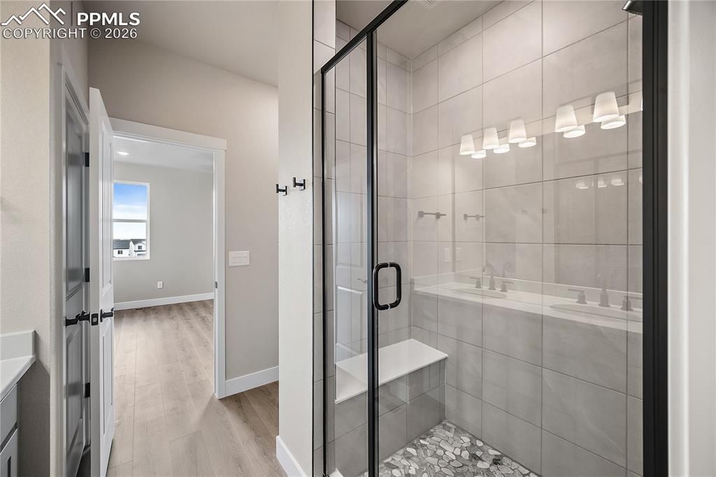 Image 21 of 33: Bathroom