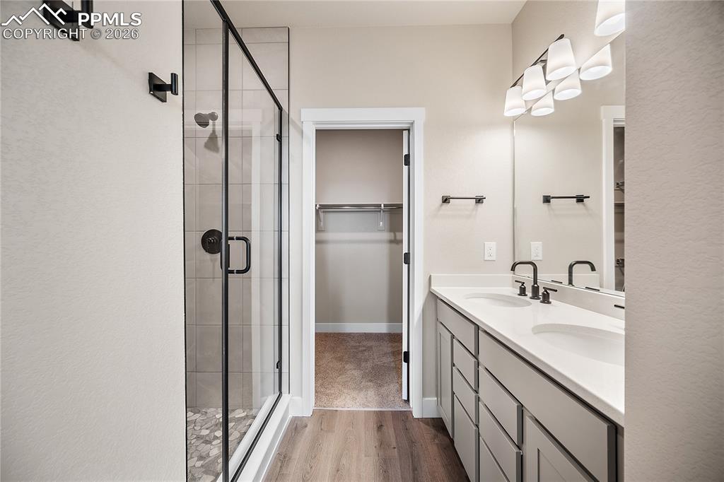 Image 22 of 33: Bathroom