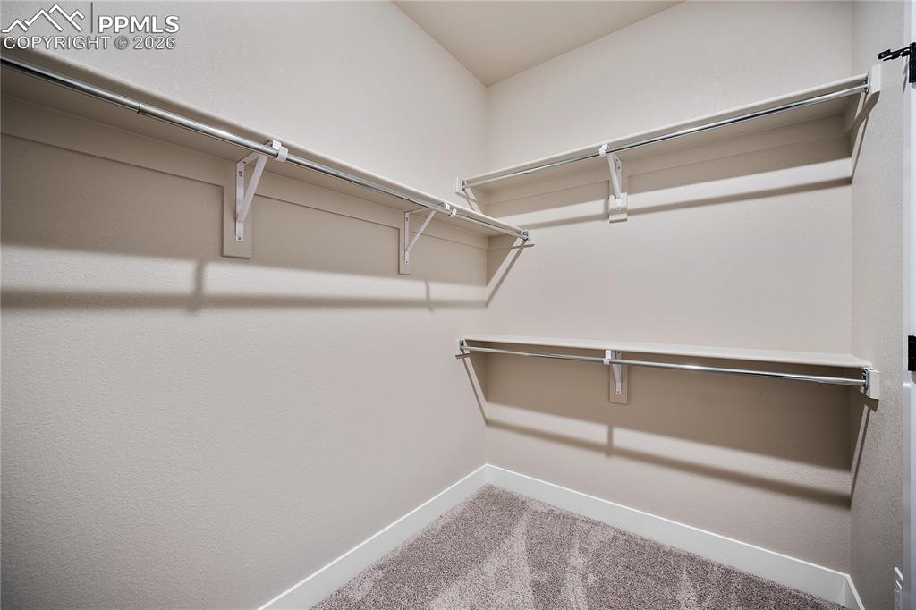 Image 23 of 33: Closet