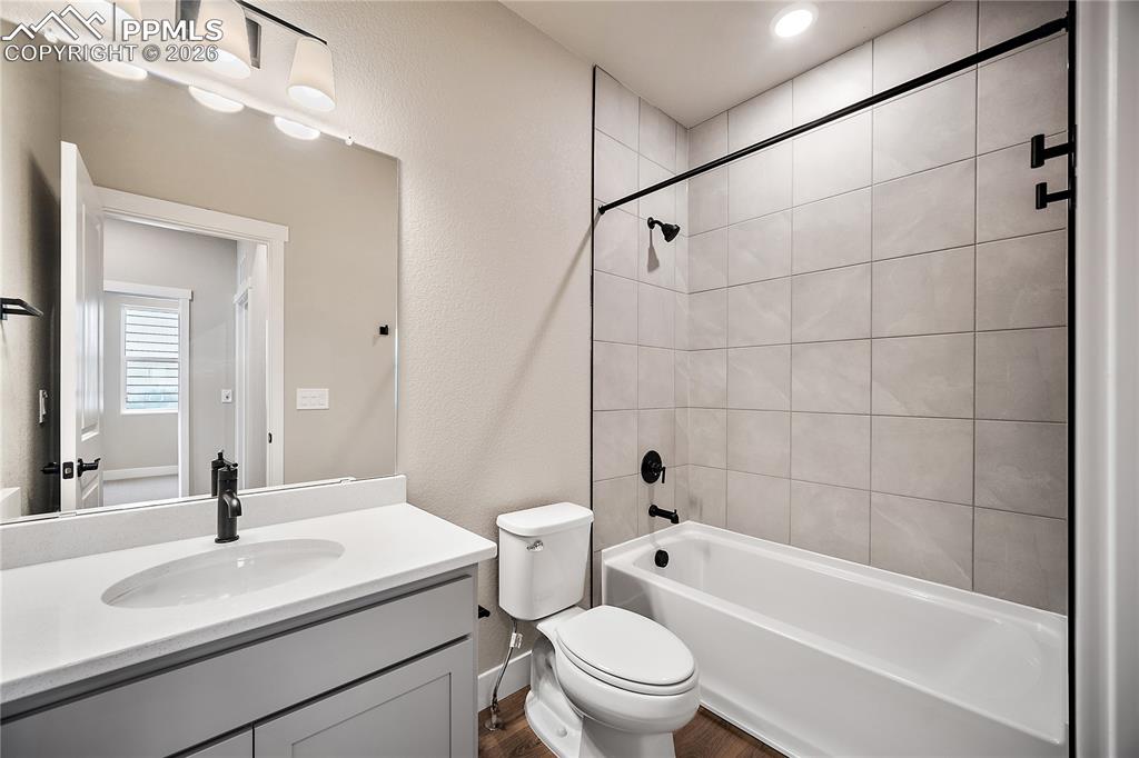 Image 26 of 33: Bathroom