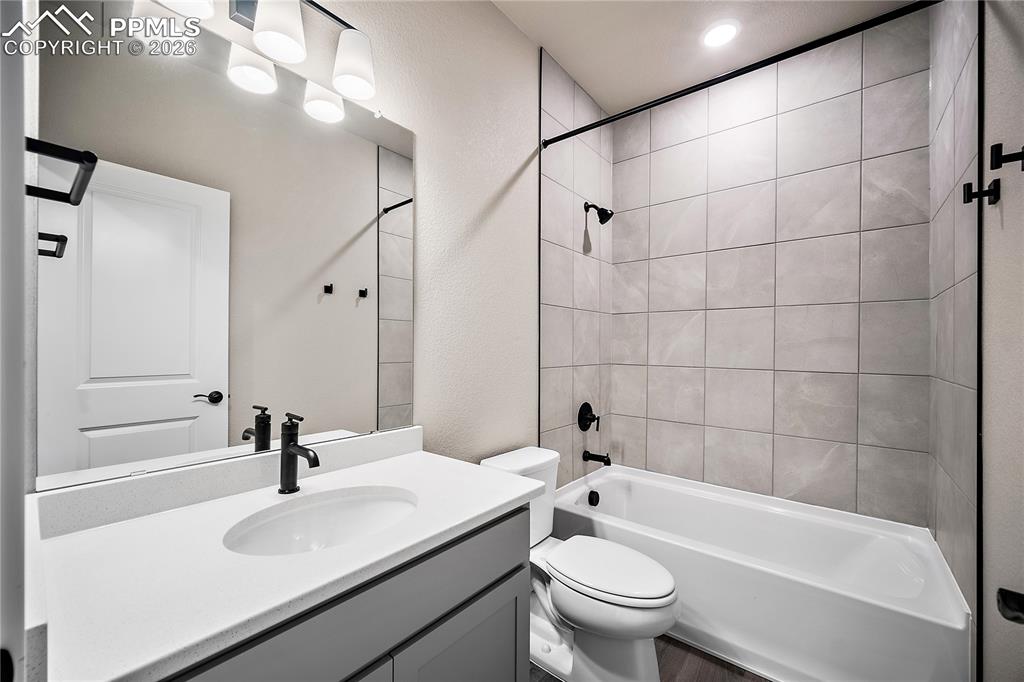 Image 31 of 33: Bathroom