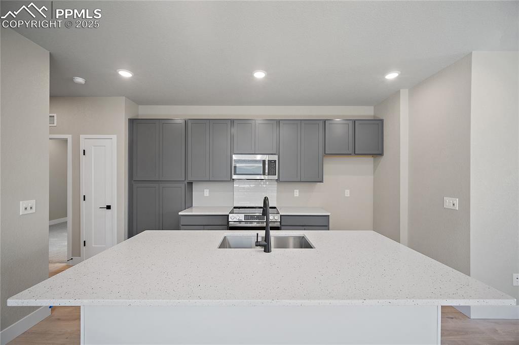 Image 7 of 20: Kitchen