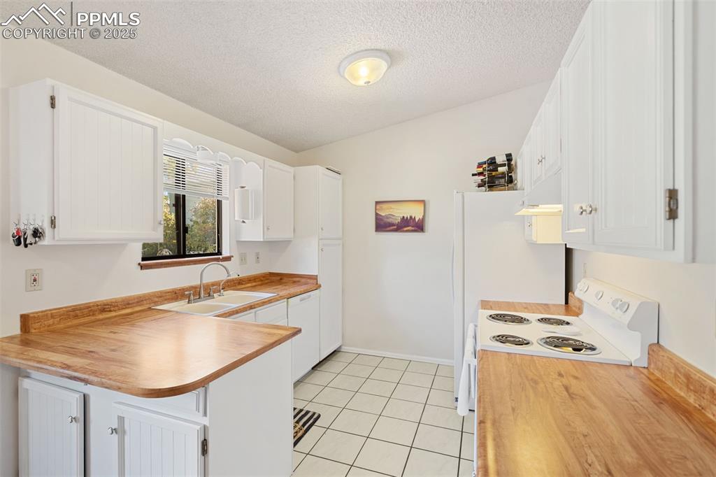 Image 16 of 42: Kitchen