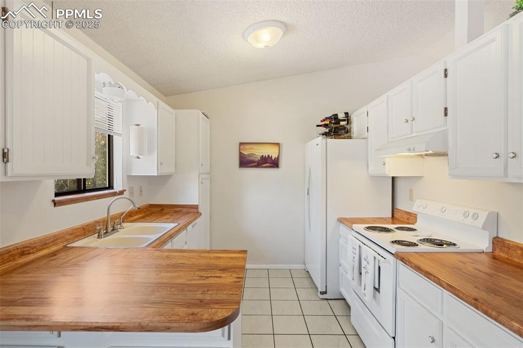 Image 17 of 42: Kitchen