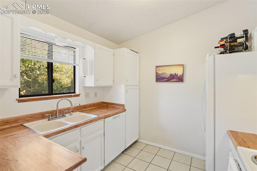 Image 19 of 42: Kitchen