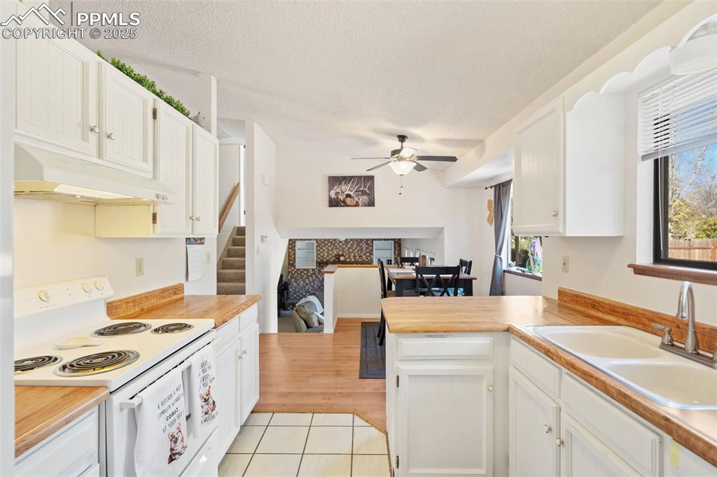 Image 21 of 42: Kitchen