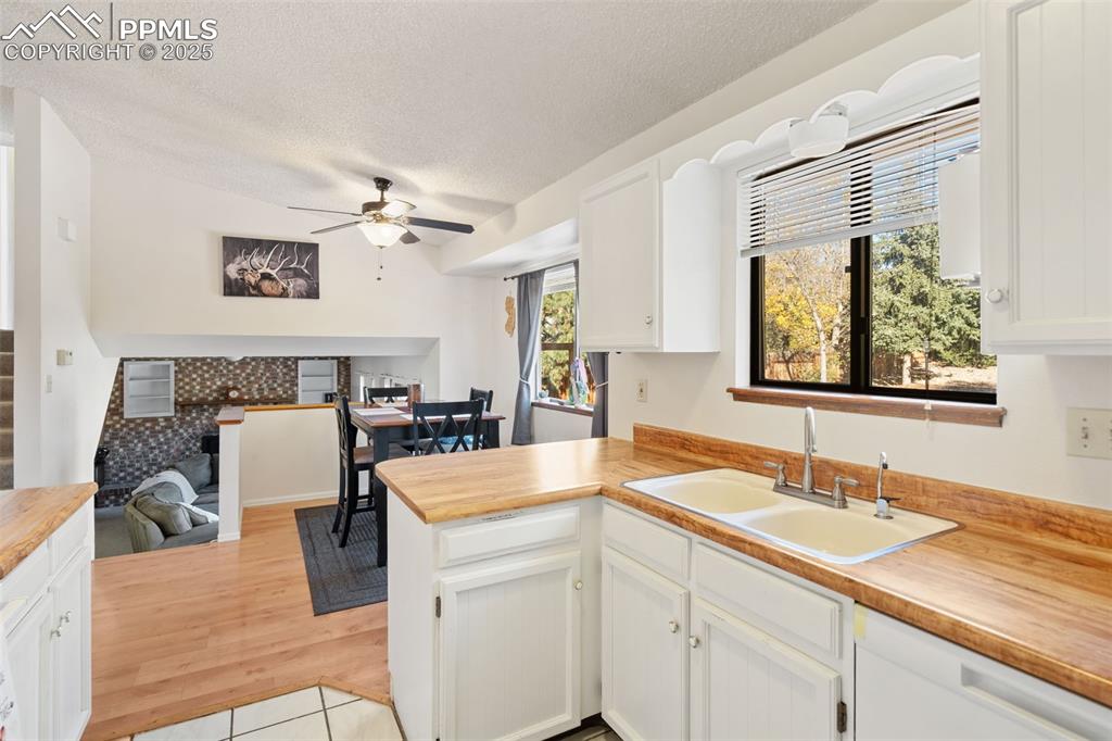 Image 22 of 42: Kitchen