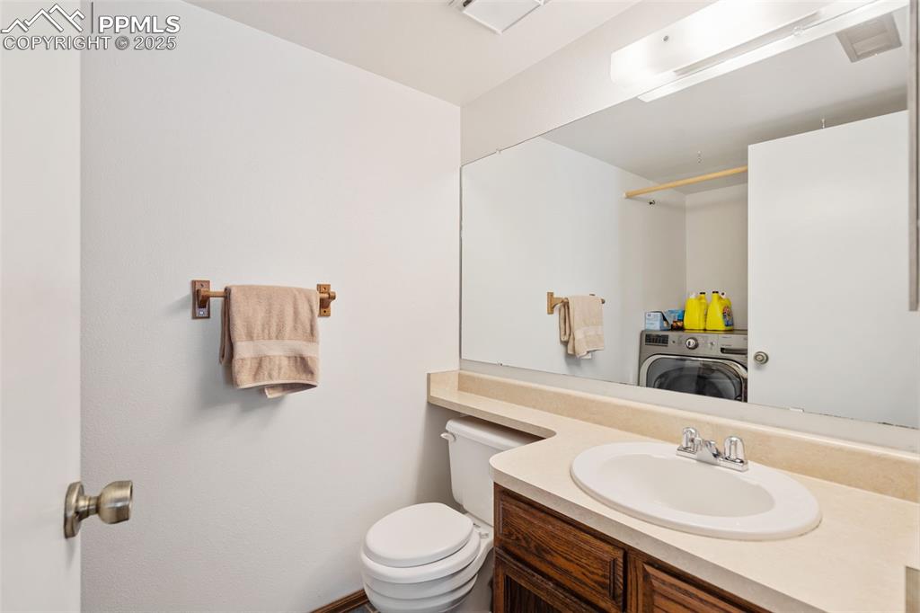 Image 30 of 42: Bathroom