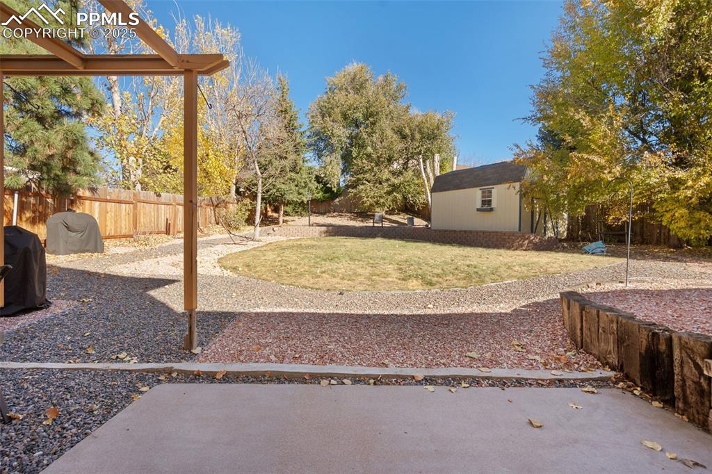 Image 39 of 42: Yard