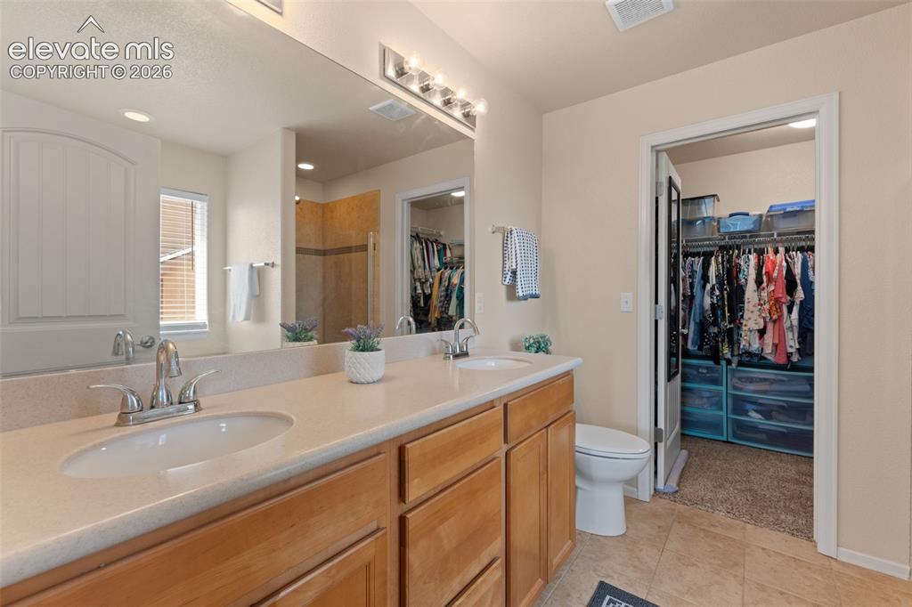 Image 19 of 48: Bathroom