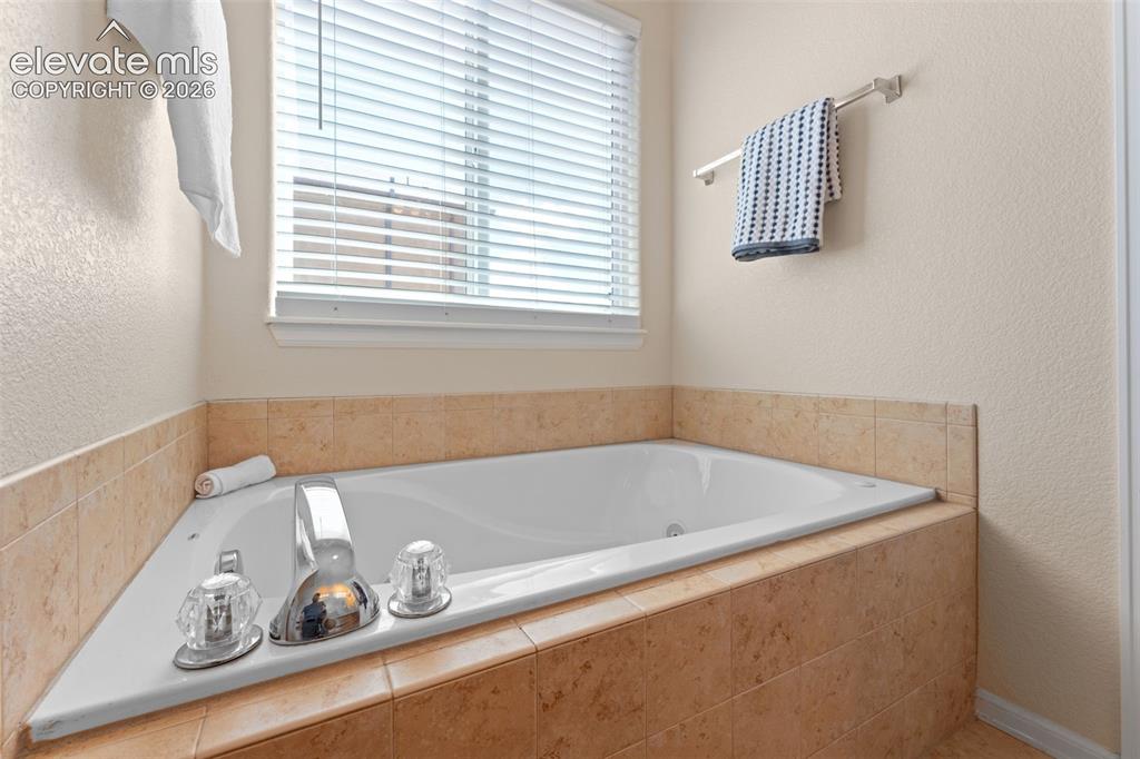 Image 20 of 48: Bathroom
