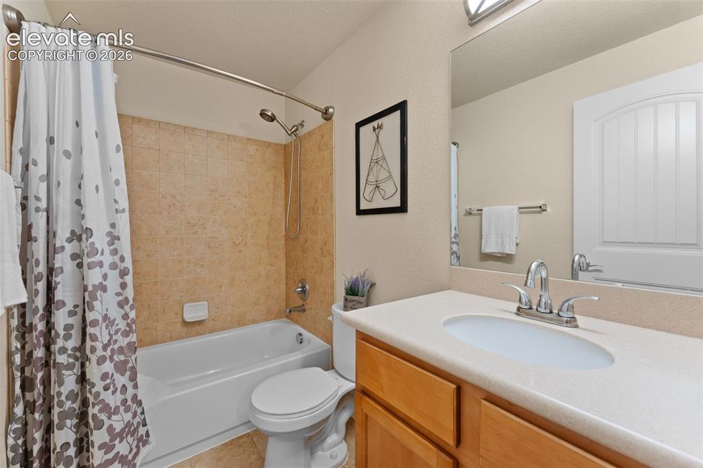 Image 34 of 48: Bathroom