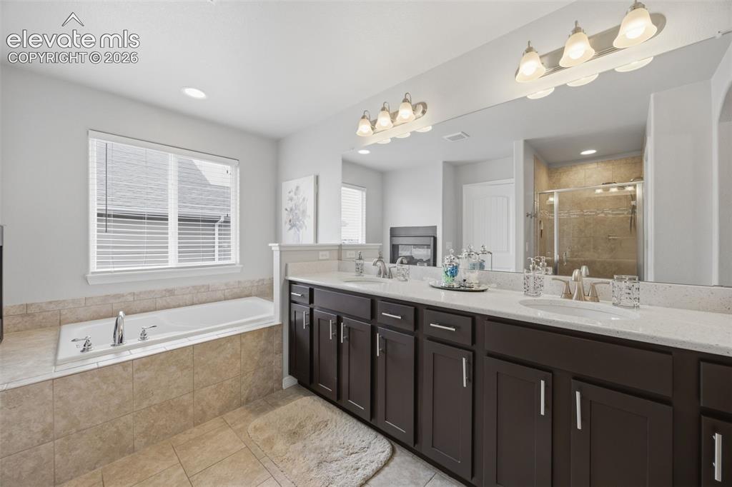 Image 16 of 46: Bathroom