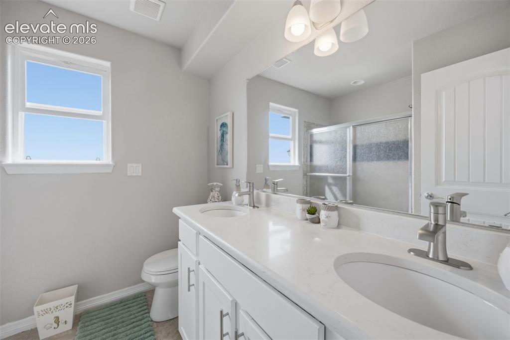 Image 19 of 46: Bathroom