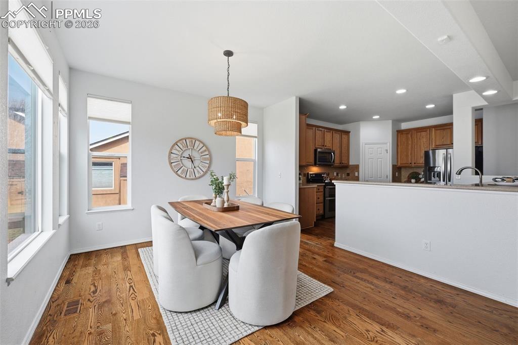 Image 14 of 35: Dining Area