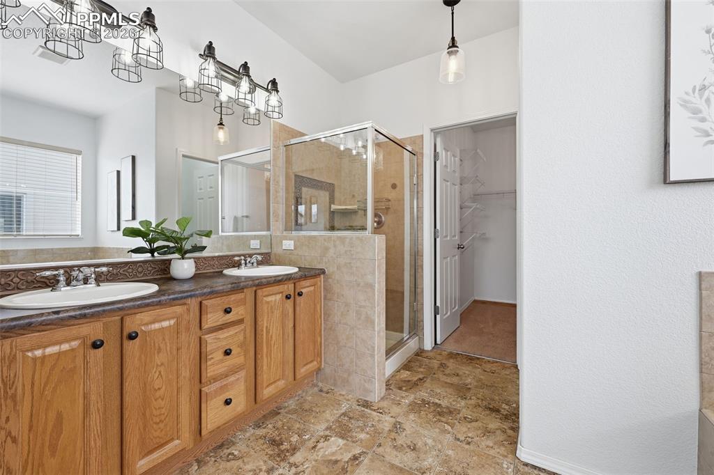 Image 18 of 35: Bathroom