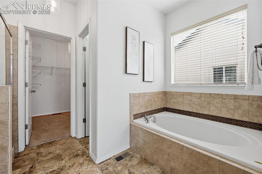 Image 19 of 35: Bathroom